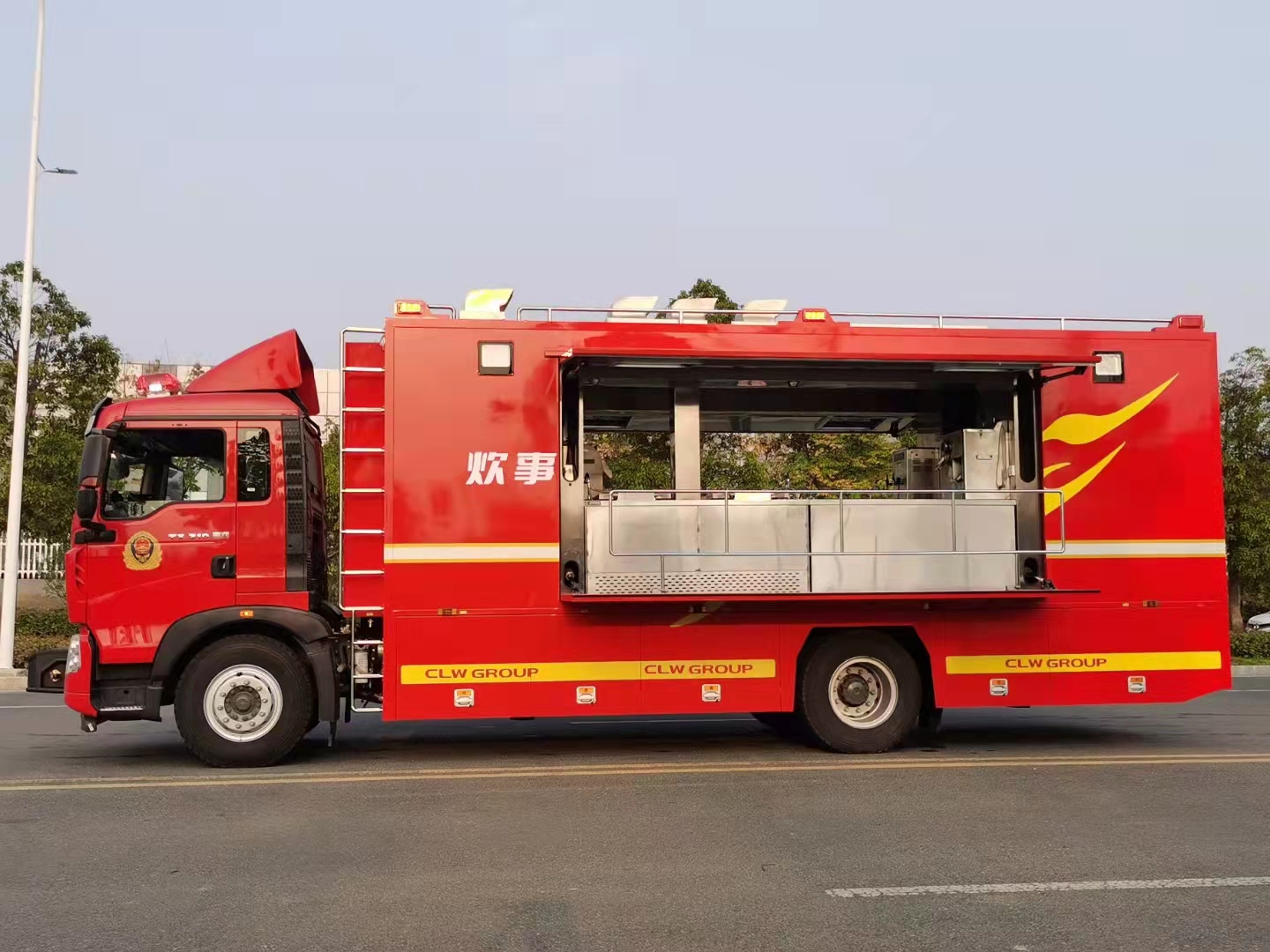 重汽豪沃大型移动餐车