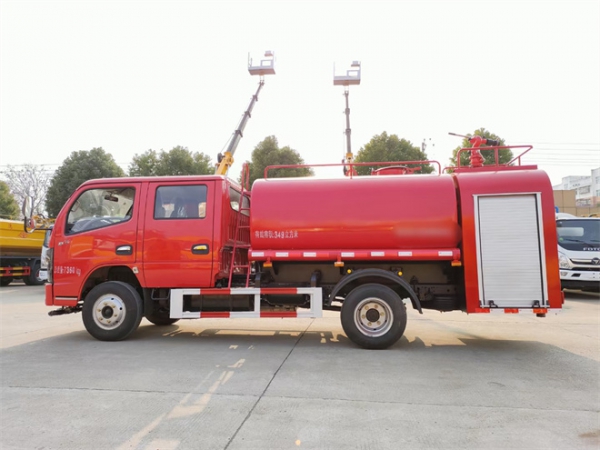 东风天锦8吨水罐消防车