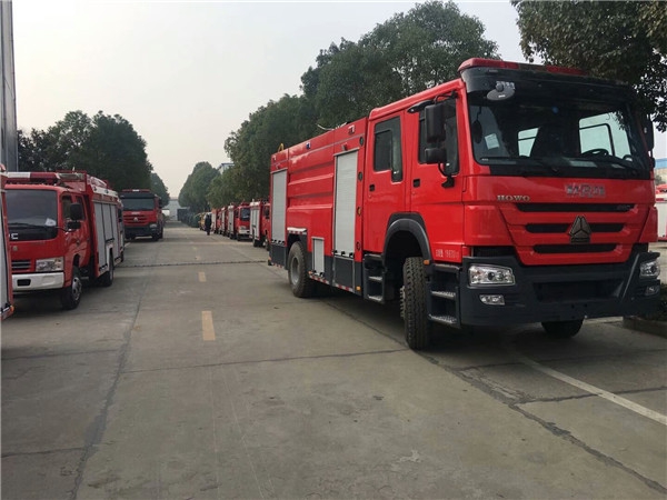 重汽豪沃8吨水罐消防车