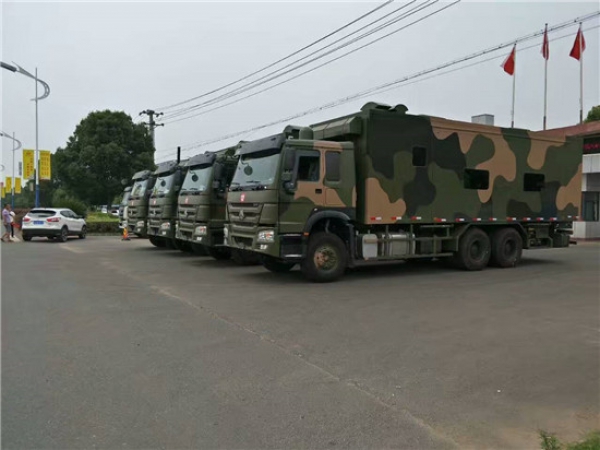 重汽后双桥炊事车