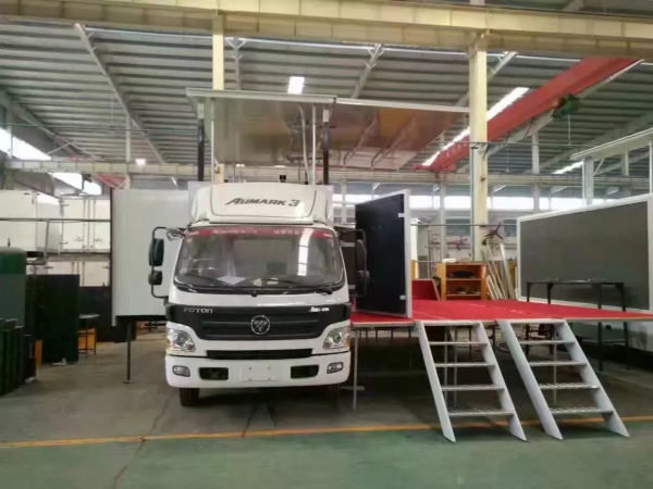 福田欧曼舞台车