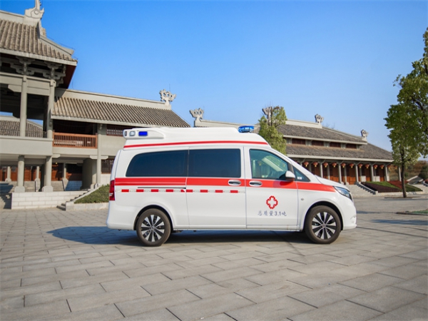 奔驰救护指挥车