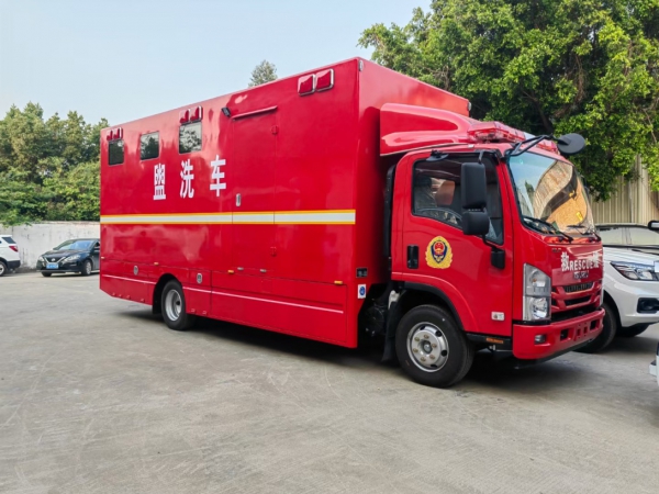重汽六驱移动厕所车