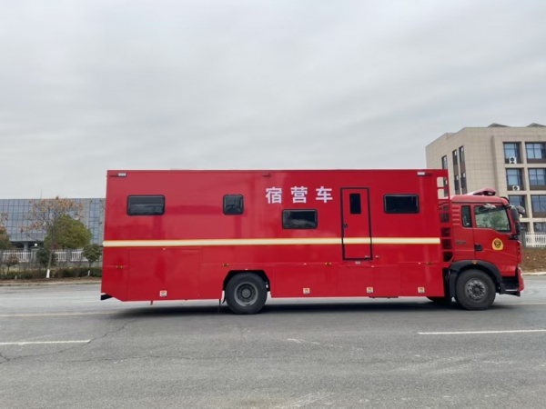 重汽豪沃24人宿营车