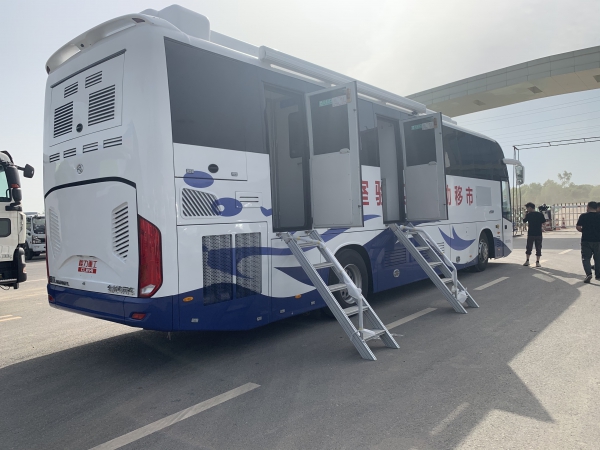 金旅大巴12米采血车