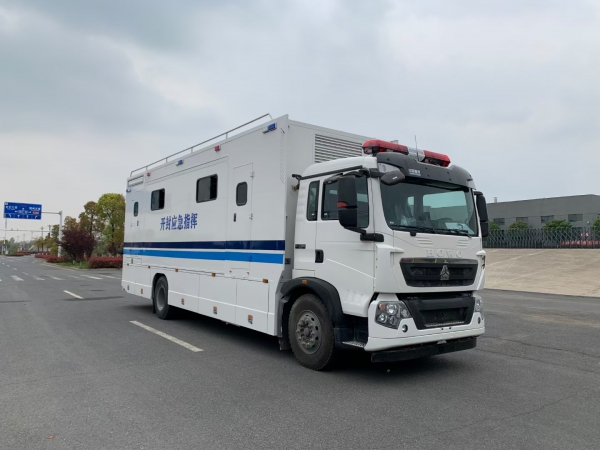 重汽豪沃通讯指挥车