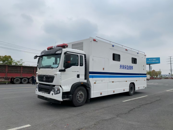重汽豪沃通讯指挥车