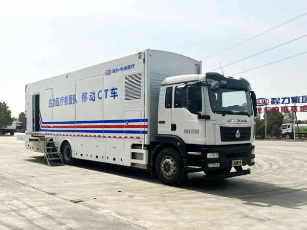 重汽汕德卡大型医疗车