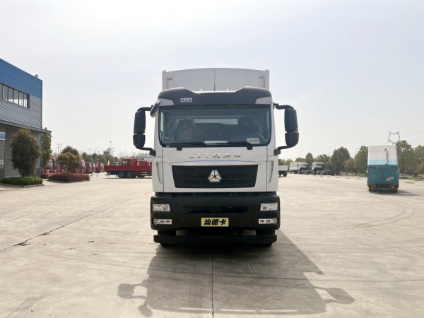 重汽汕德卡大型医疗车
