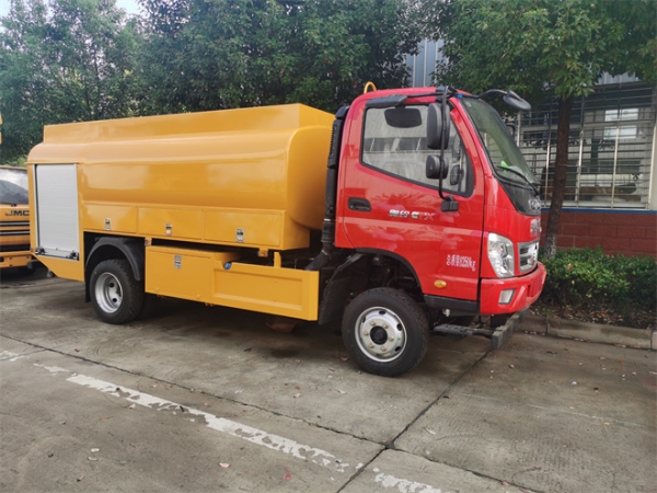 福田六驱2吨水罐消防车