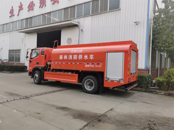 福田六驱2吨水罐消防车