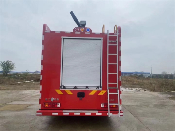 重汽豪沃压缩空气泡沫消防车