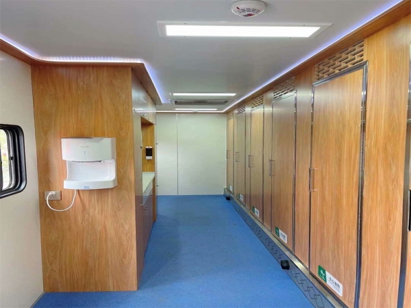 重汽豪沃大型淋浴车