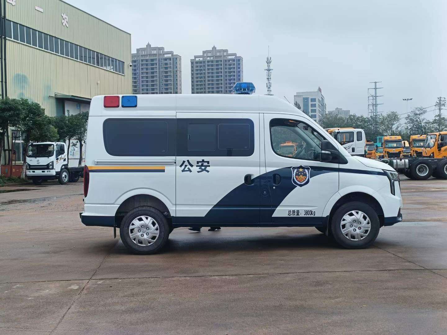 上汽大通V80囚车