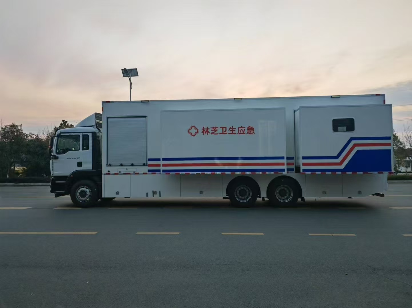 重汽汕德卡眼科手术车