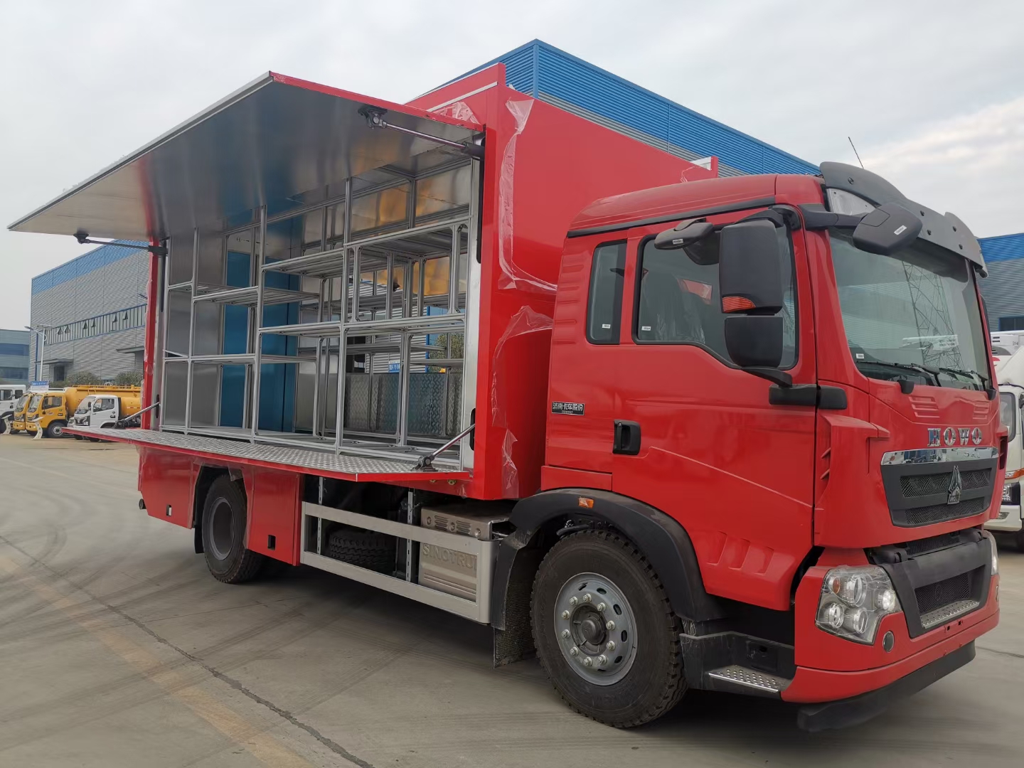 重汽豪沃消防装备运输车