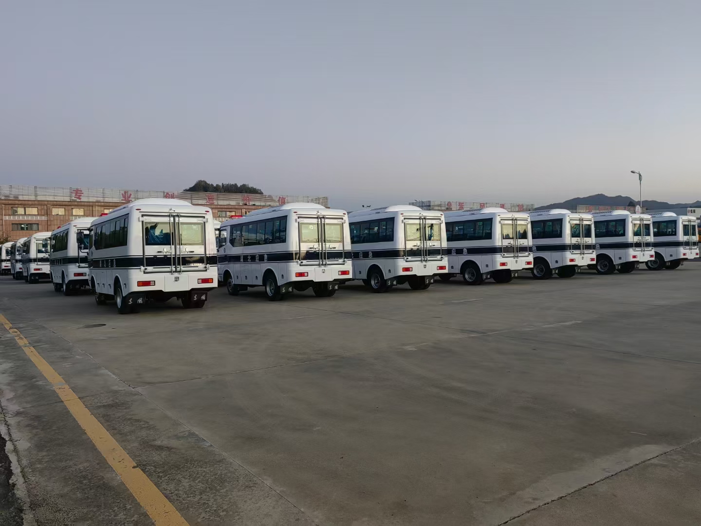 东风超龙六驱运兵车