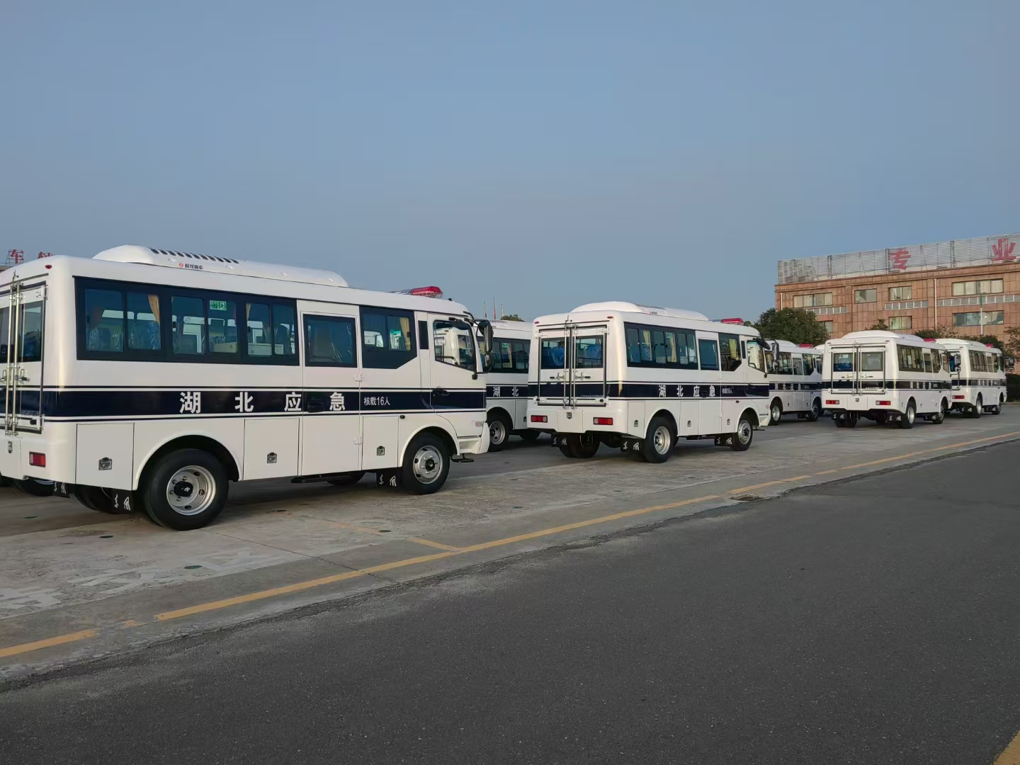 东风超龙六驱运兵车