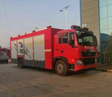 重汽豪沃净水车